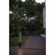 LED Wegelampe GROP-1 75cm IP54 Dunkelgrau im Garten auf Holzdeck bei Nacht.