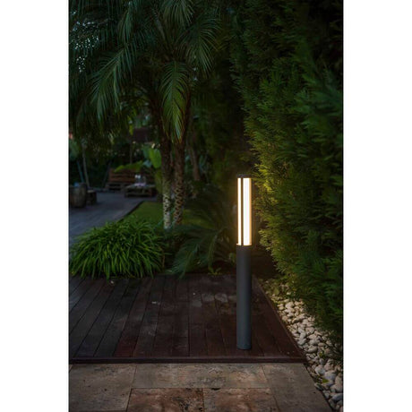 LED Lampadaire LOGAR-2 IP54 gris foncé dans un jardin la nuit, éclairé des deux côtés.