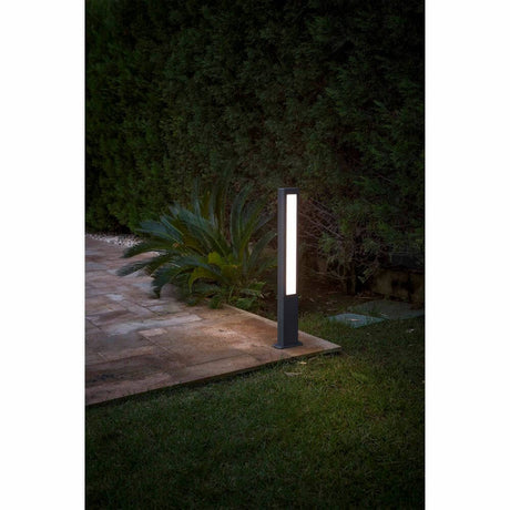LED Lampadaire de chemin NANDA 80 cm IP54 gris foncé dans le jardin la nuit, diffuse une lumière douce.