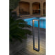LED Wegeleuchte ALP6W 3000K 80cm IP54 Dunkelgrau im Garten neben Pool und Pflanzen.
