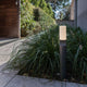 LED Wegeleuchte Bati IP44 65cm Anthrazit in einem Garten, akzentuiert durch grünes Gras und moderne Landschaftsgestaltung.