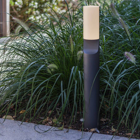 LED Wegeleuchte Bati IP44 65cm Anthrazit umgeben von Pflanzen im Außenbereich