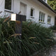LED Wegeleuchte Cuba mit drehbaren Köpfen IP44 75cm Anthrazit im Garten, umgeben von hohen Gräsern.