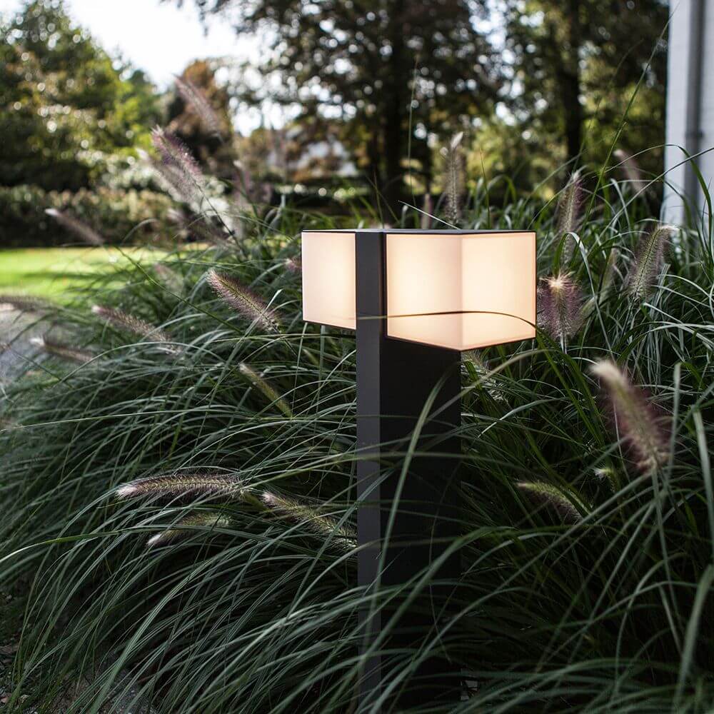 LED Wegeleuchte Cuba mit drehbaren Köpfen IP44 75cm Anthrazit im Garten zwischen Gräsern