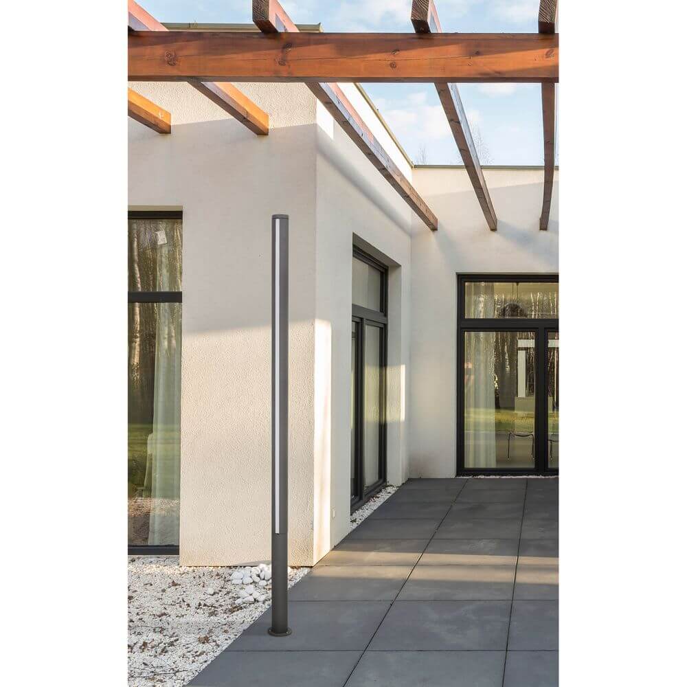 LED Wegeleuchte GROP-3 200cm IP54 Dunkelgrau auf einem modernen Platz im Freien.