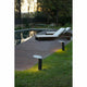 LED Wegeleuchte Lotus 35cm 18W 3000K IP65 Dunkelgrau in Gartenlandschaft mit Pool und Liegen.