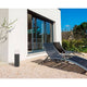 LED Wegeleuchte MUGA IP65 Dunkelgrau neben Liegen im Gartenbereich, modernen Stil und robustes Design.