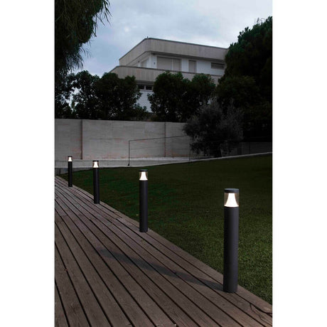 LED Lampe de chemin PLIM 1 10W 3000K IP65 gris foncé sur un chemin en bois dans le jardin la nuit