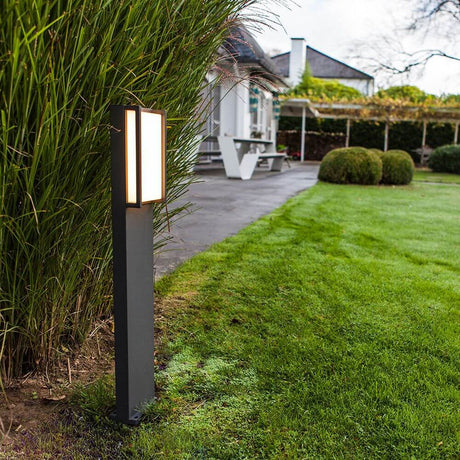 LED Wegeleuchte Qubo IP54 75cm Anthrazit im Außenbereich, moderner Garten mit anthrazitfarbenem Gehäuse.