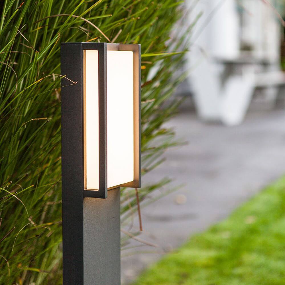 LED Wegeleuchte Qubo IP54 75cm Anthrazit im Außenbereich mit modernem Design und Diffusor-Element.