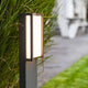 LED Wegeleuchte Qubo IP54 75cm Anthrazit im Außenbereich mit modernem Design und Diffusor-Element.