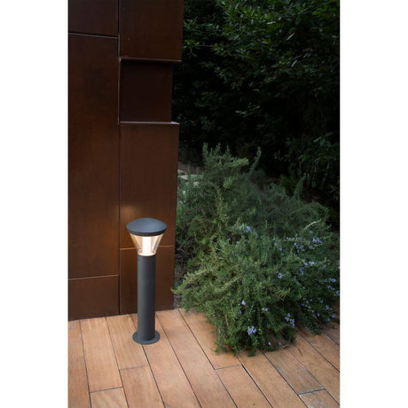LED Wegeleuchte SHELBY 62cm IP65 Dunkelgrau im Garten, umgeben von Pflanzen auf Holzdeck.