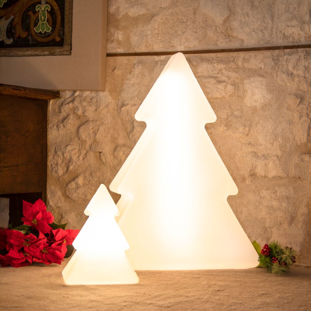 Beleuchtete Weihnachtsbäume in verschiedenen Größen, ideal für festliche Dekoration und winterliche Atmosphäre.