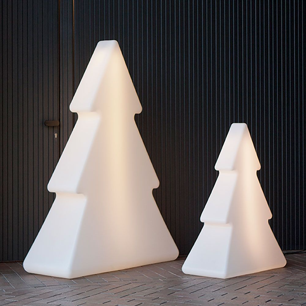 Beleuchtete Weihnachtsbaum-Dekoration in zwei Größen, ideal für festliche Winteratmosphäre.