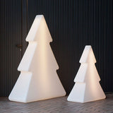 Beleuchtete Weihnachtsbaum-Dekoration in zwei Größen, ideal für festliche Winteratmosphäre.