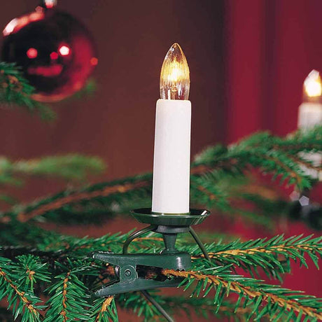 LED Juletræskæde 25 stearinlys hvid - detaljebillede af et stearinlys på et juletræ.