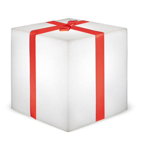LED Kerstkubus Gifty accu + solar IP65 in de vorm van een cadeau met rood lint.