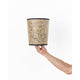 Lampenschirm aus Heu Ø 22cm in der Hand gehalten, konisch geformt, ideal für Steh- und Hängelampe.
