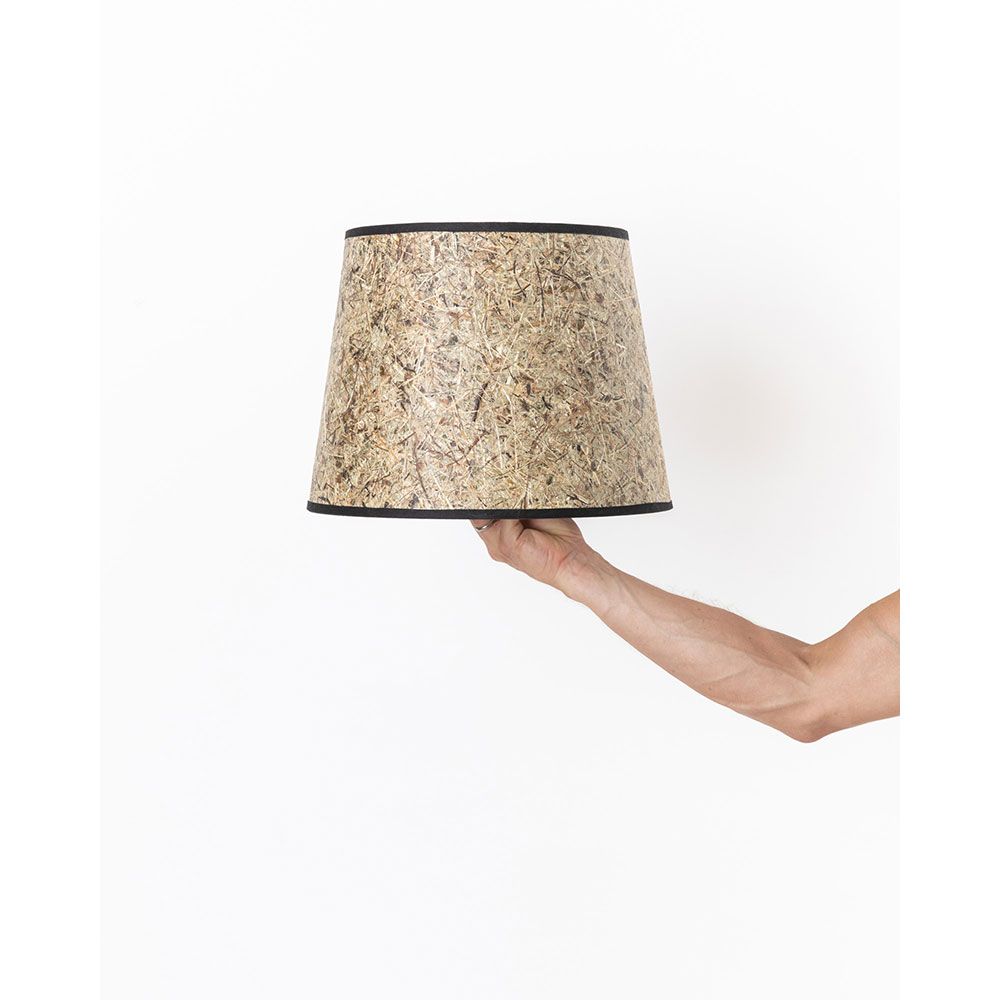 Lampenschirm aus Heu Ø 37cm in der Hand, konisch, aus purem Heu mit schwarzem Baumwollband.