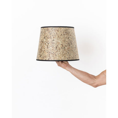 Lampenschirm aus Heu Ø 37cm in der Hand, konisch, aus purem Heu mit schwarzem Baumwollband.