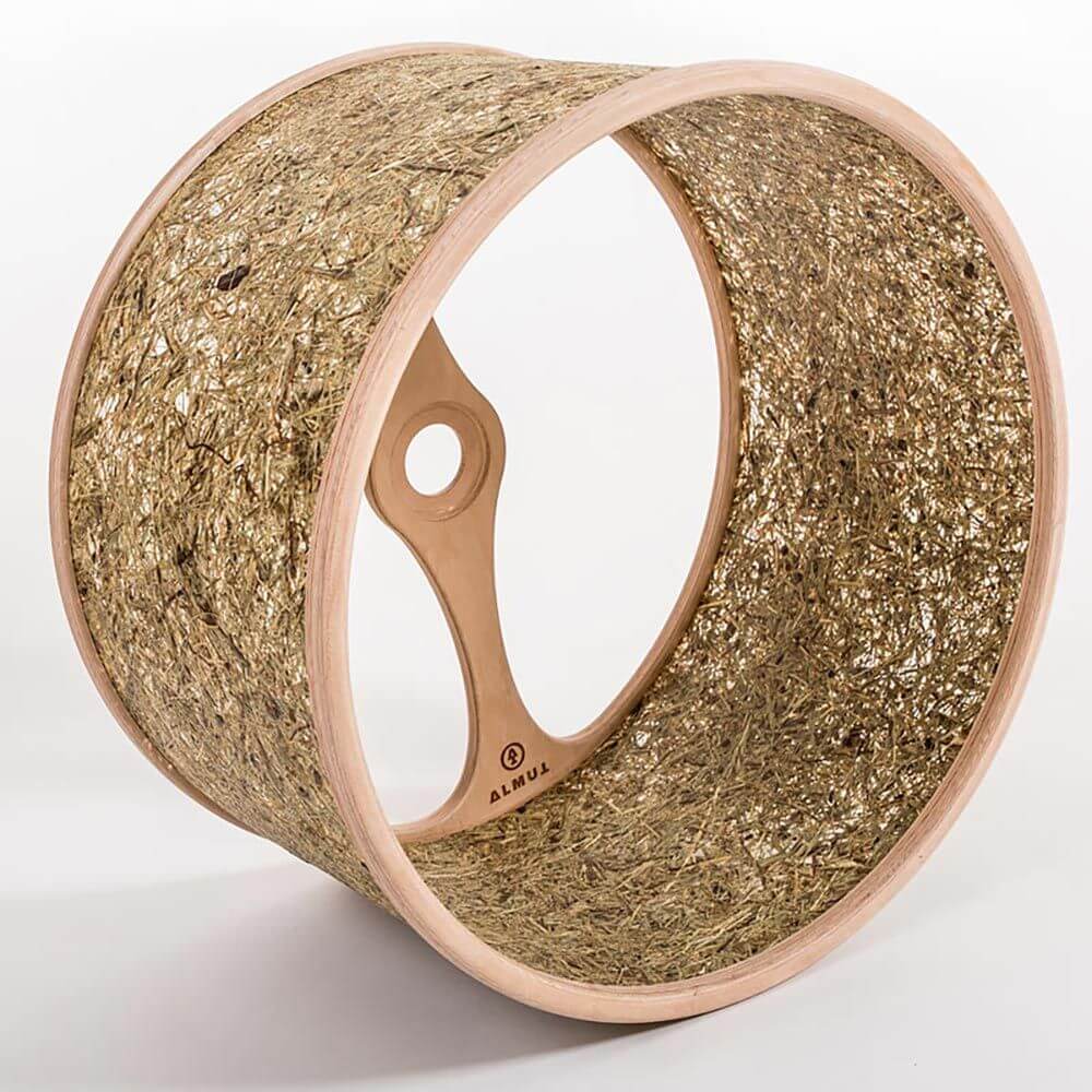 Lampenschirm aus Heu und Holz mit eleganter runder Form und natürlichem Materialmix aus Holz und Heu.