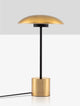 Lash LED Tischleuchte 3000K in elegantem Goldton und modernem Design auf einem Tisch.