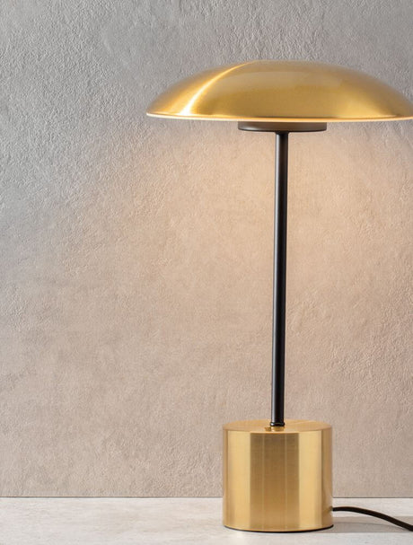 Lash LED Tischleuchte 3000K in elegantem Goldton auf einem Tisch, modernes Design und gemütliche Lichtstimmung.