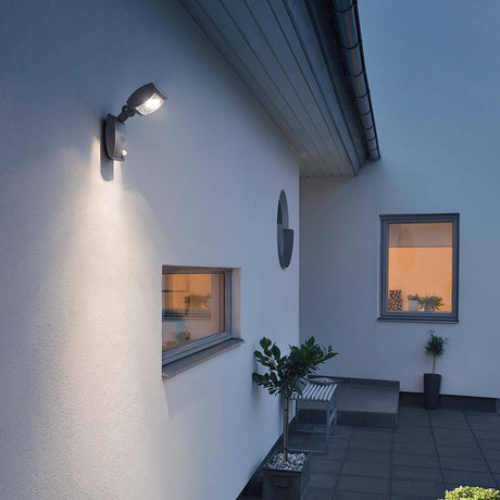 Latina LED Außen-Wandleuchte mit Bewegungsmelder Anthrazit an einer Hauswand im Außenbereich.