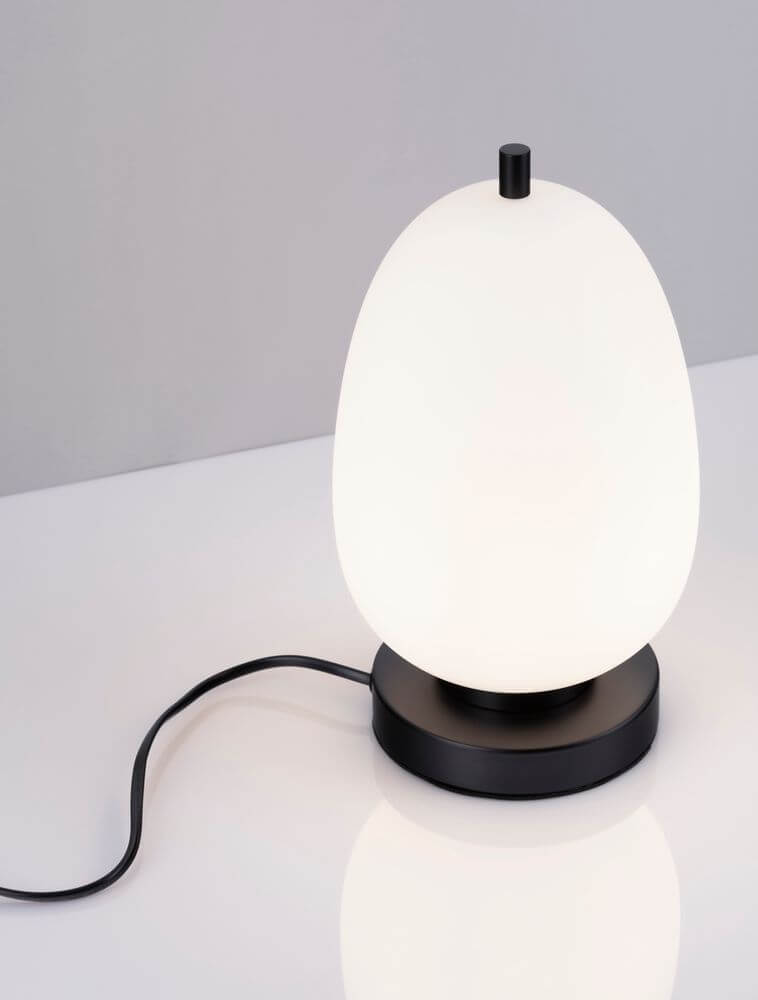 Lato Tischleuchte E14 Ø 15,8cm in elegantem Design mit schwarzem Metall und opalem Glas.