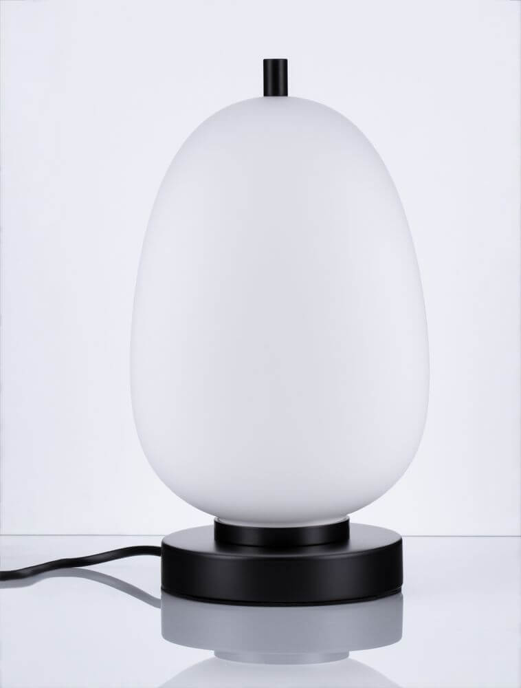 Lato Tischleuchte E14 Ø 15,8cm mit opalem Glas und schwarzem Metall, elegantes Design für modernes Wohndesign.