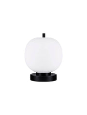 Lato bordlampe E14 Ø 18,5 cm på svart metallfot med opal glasskule, belyser et elegant rom.