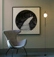 Le Vita LED Hänge- & Stehlampe 118cm Schwarz neben einem modernen Sessel und kreativem Wandbild.