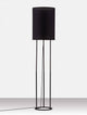 Leith Stehlampe Schwarz mit minimalistischer Form und zylinderförmigem Lampenschirm, ideal für moderne Wohnräume.