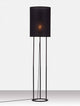 Leith Stehlampe Schwarz mit minimalistischem Design und zylinderförmigem Lampenschirm für moderne Wohnräume.