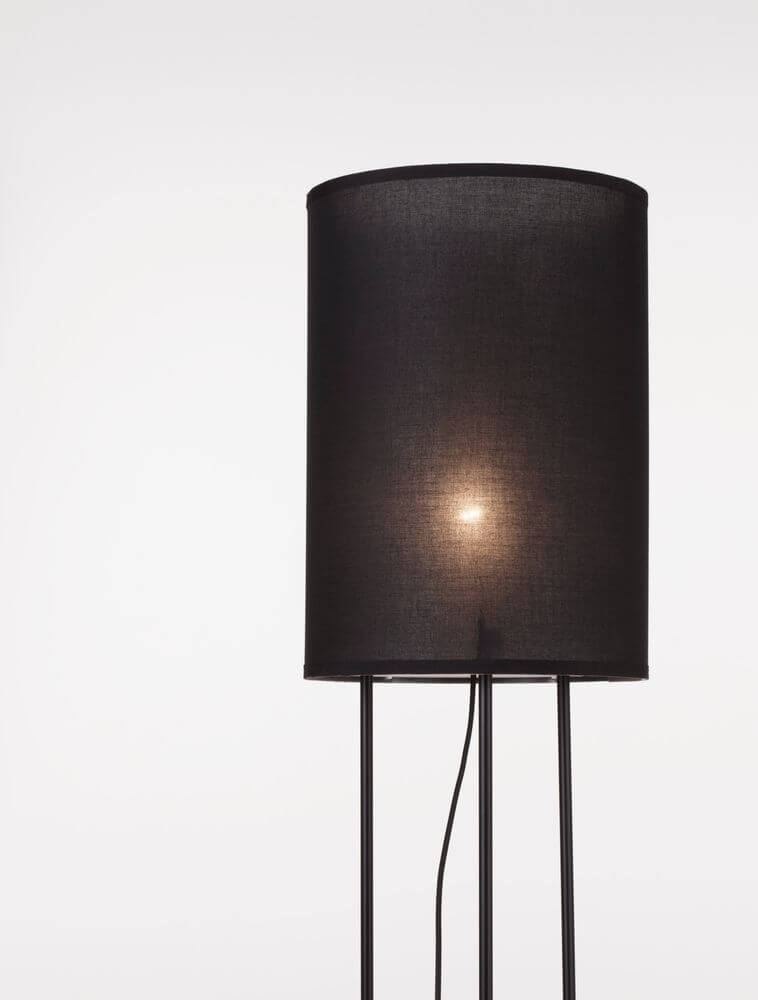Leith Stehlampe Schwarz mit minimalistischen Design und zylinderförmigem Lampenschirm in Schwarz.