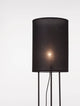 Leith Stehlampe Schwarz mit minimalistischen Design und zylinderförmigem Lampenschirm in Schwarz.