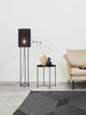 Leith Stehlampe Schwarz neben stilvollem Tisch und Sofa in modernem Wohnraum