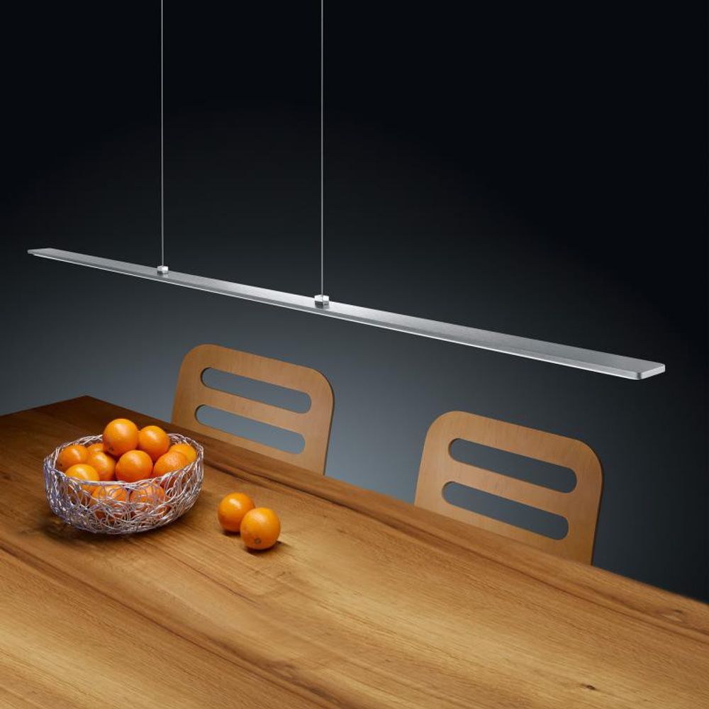 Lexx LED-Hängelampe 109cm, dimmbar, mattnickelfarben über einem Esstisch mit Obstschale.