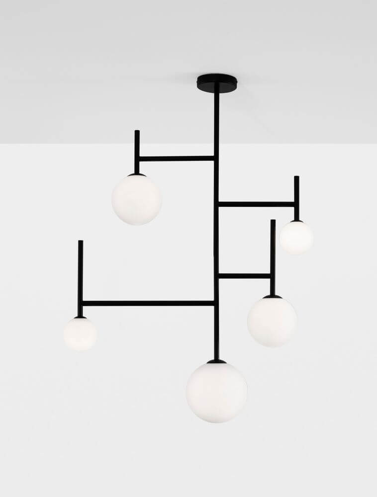Licato Pendelleuchte 5-flammig Ø 73cm Schwarz, Weiß - stilvolle Deckenlampe mit opalen Glaskugeln.