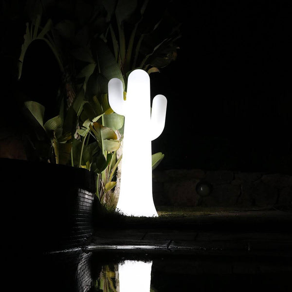 LED-Batteridriven golvlampa Panchito 140 cm med fjärrkontroll lyser i mörkret som en exceptionell trädgårdsbelysning.