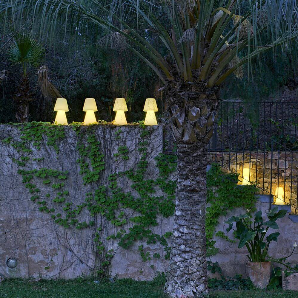 LED-Akku-Tischleuchte Lola Large mit Fernbedienung in einer stilvollen Umgebung