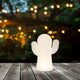 Akku-Tischleuchte Panchito in Form eines Kaktus auf einem Tisch, ideal für Restaurants und Terrassenbeleuchtung.