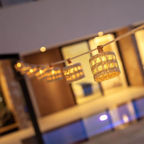 Guirlande lumineuse solaire en jute Alba Boho LED 8 m en forme de lanterne avec un design charmant et une lumière chaude.