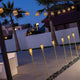 Alba Boho LED Lichterkette in Laternenform und Solarstehlampen im Garten bei Dämmerung.