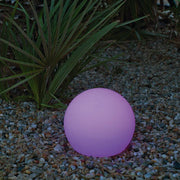 Die Außen-Kugelleuchte Buly Ø 40cm in lila, perfekt für Gärten und Pools, aus langlebigem Polyethylen.