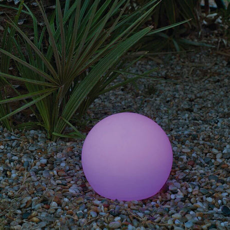 La boule lumineuse d’extérieur Buly Ø 40 cm en violet, parfaite pour les jardins et les piscines, en polyéthylène durable.