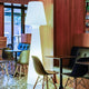 Außen-Stehleuchte Lola Mega in modernem Restaurant-Ambiente mit stilvollem Design und bester Beleuchtung.