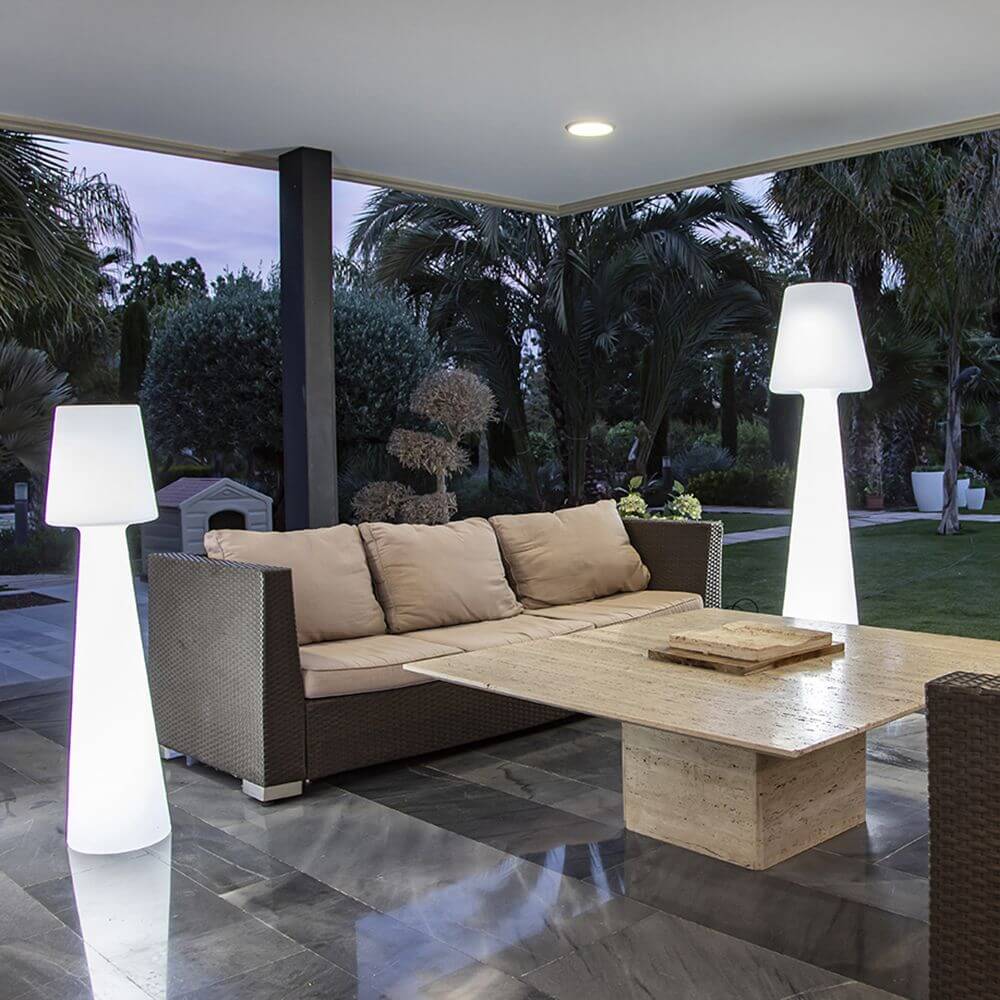 LED-Außen-Stehleuchte Lola Mini mit Akku und Fernbedienung auf einer eleganten Terrasse bei Dämmerung.