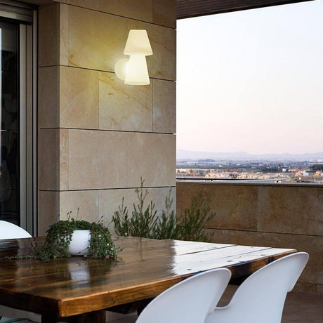 Applique murale d'extérieur Lola blanc sur un mur extérieur, design moderne, crée une ambiance agréable sur la terrasse.