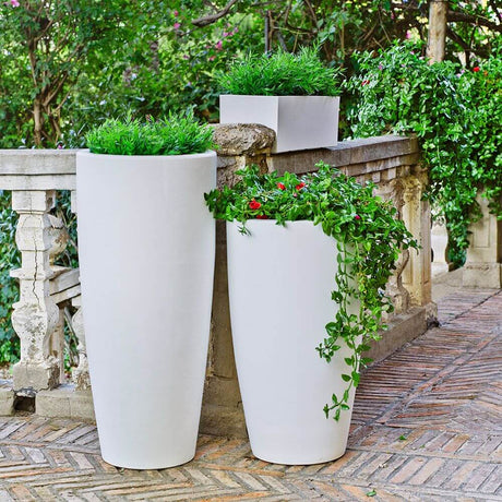 Bambu Mini oplyst dekorativ potte i moderne design med planter på terrasse.